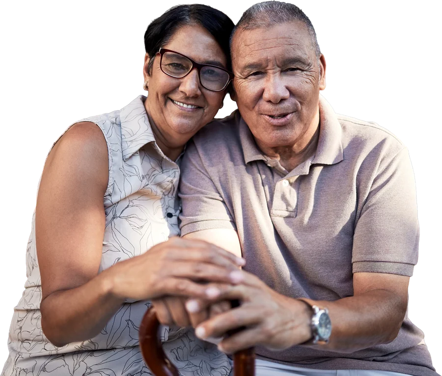 Pareja de adultos mayores sonriendo