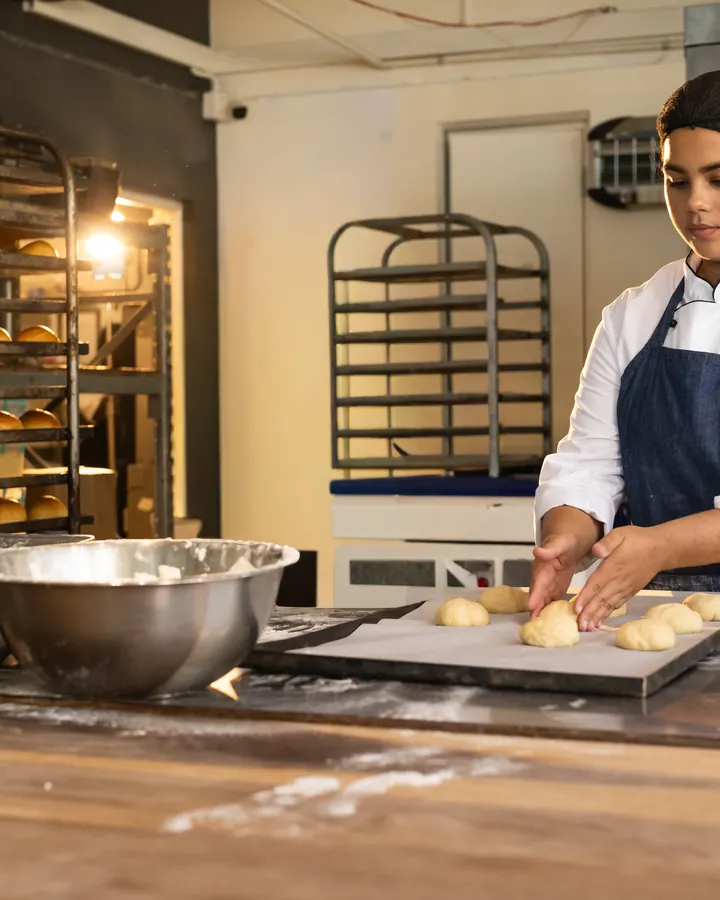 Emprendedora en su negocio de panadería