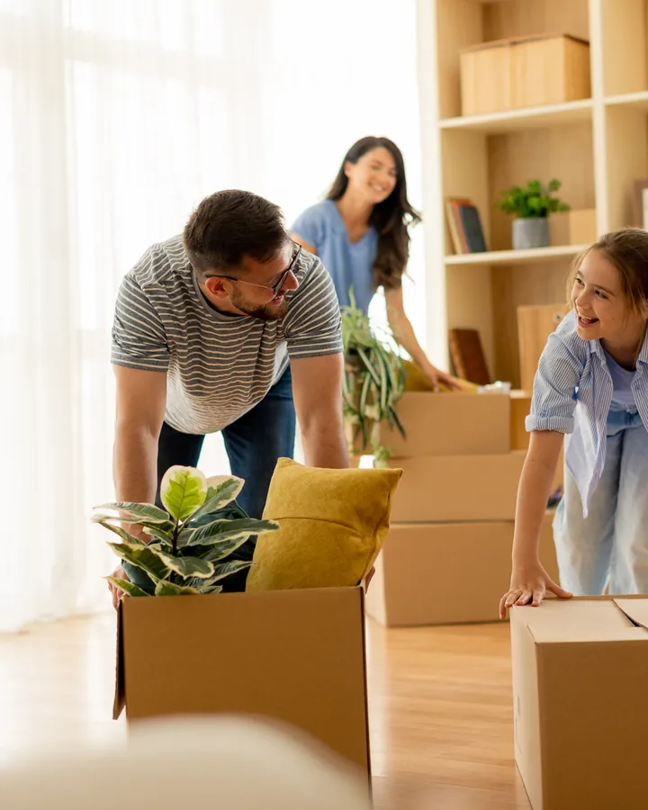 Familia organizando su nuevo hogar