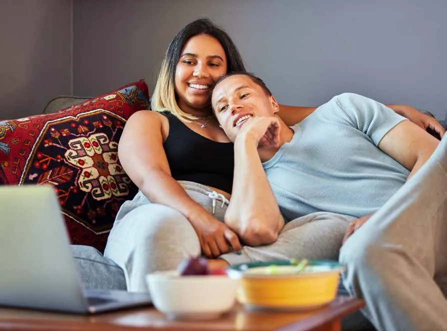 Pareja descansando en la sala de su casa