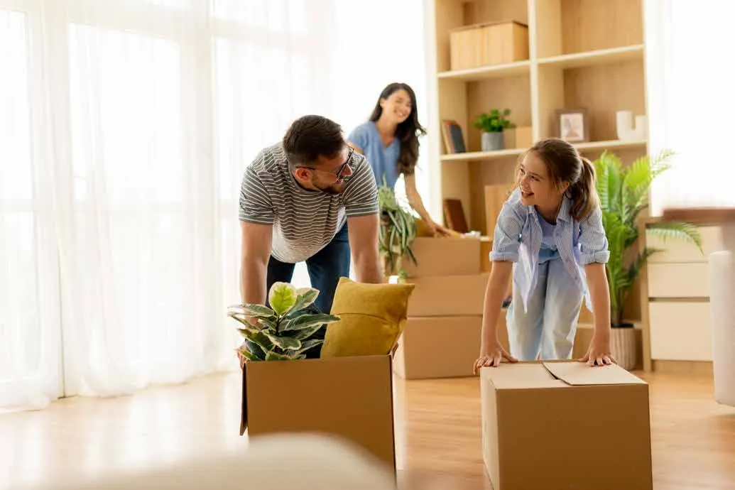 Familia desempacando cajas en su nuevo hogar