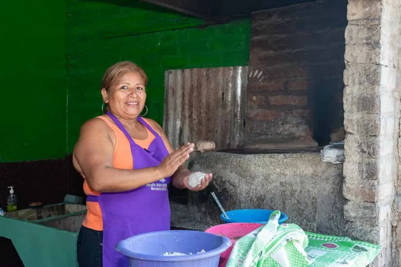 Emprendedora preparando tortillas en su negocio