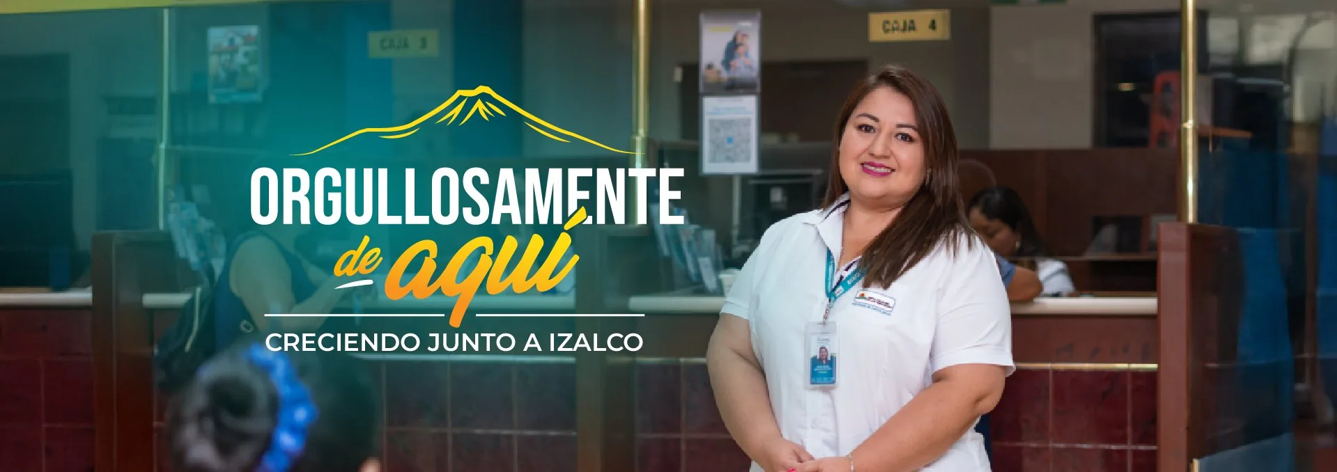 Orgullosamente de aquí. Creciendo junto a Izalco. Colaboradora del banco sonriendo en la agencia.