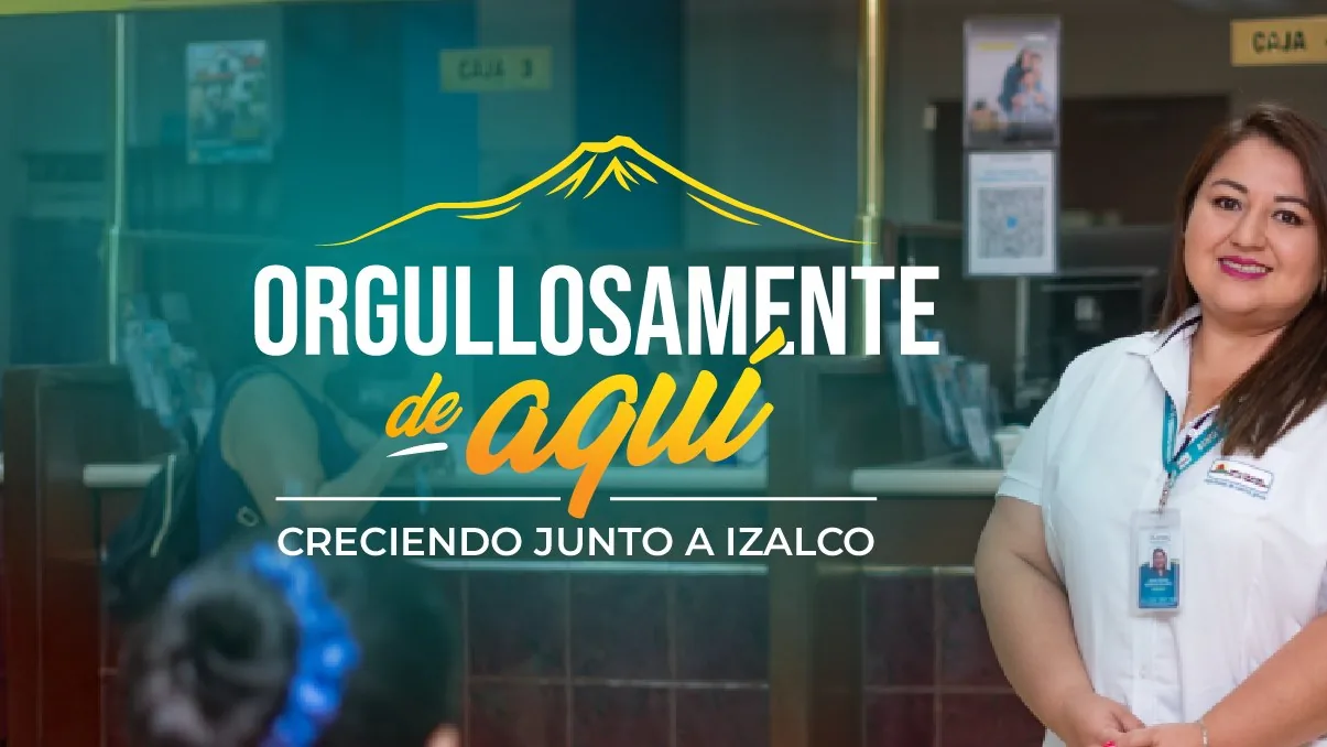 Orgullosamente de aquí. Creciendo junto a Izalco. Colaboradora del banco sonriendo en la agencia.