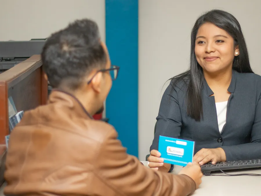 Asesora de Banco Izalqueño atendiendo a un cliente